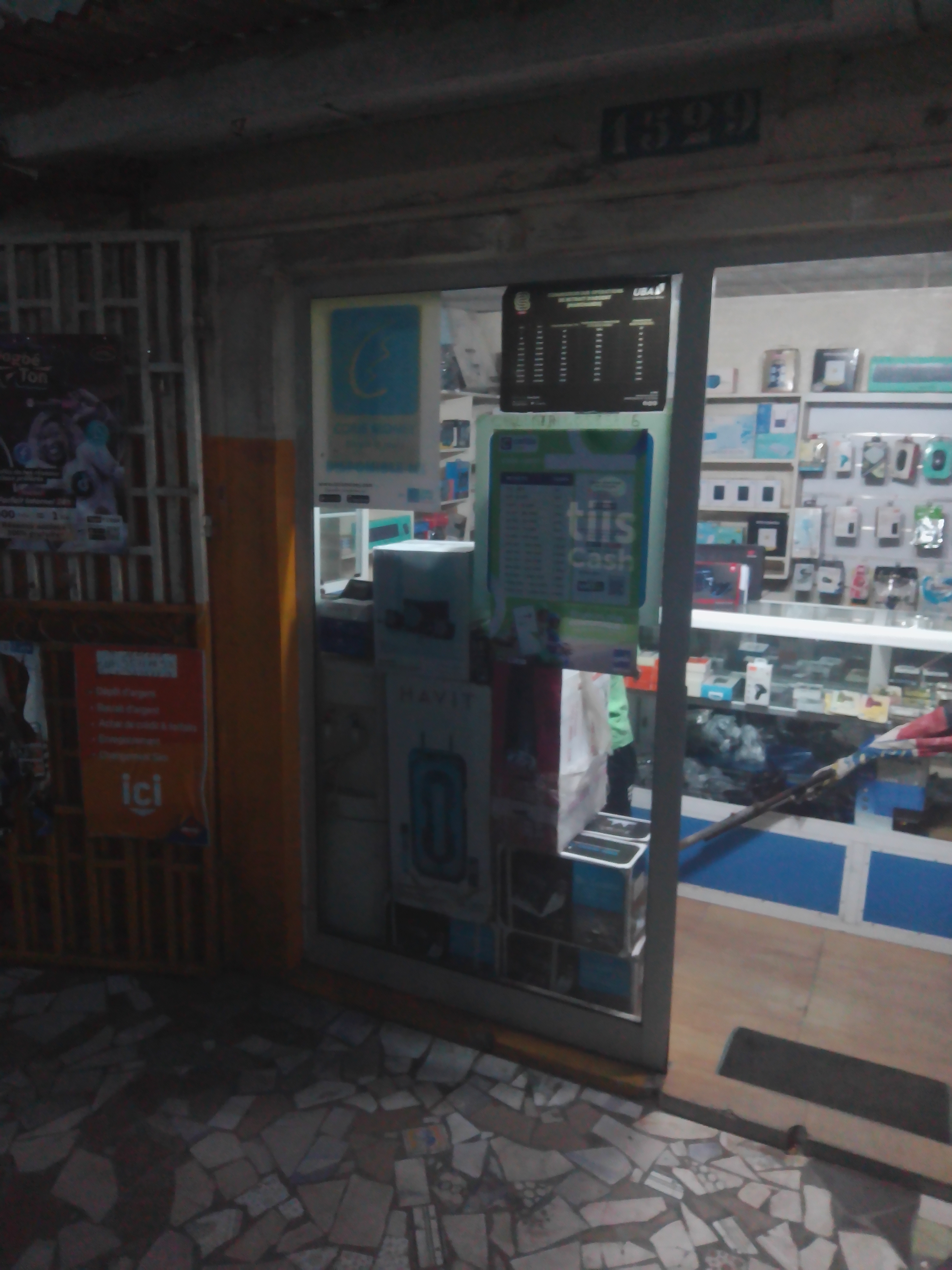 Façade SOLUTEC SERVICE AGENCE KINDONOU