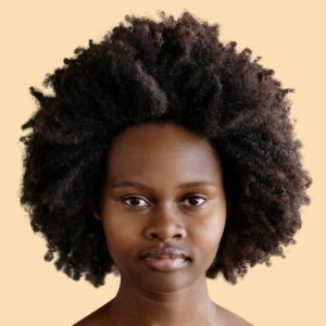 photographie-visage-femme-africaine-coiffure-afro_53876-137696